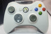 Xbox 360s Slim - 250GB - Black - White controller