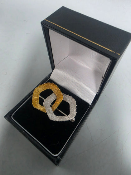 18ct GOLD BROACH 5.9G 750 35mm in Length (white/yellow)