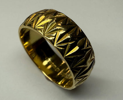18CT GOLD RING WITH PRETTY PATTERN SIZE O
