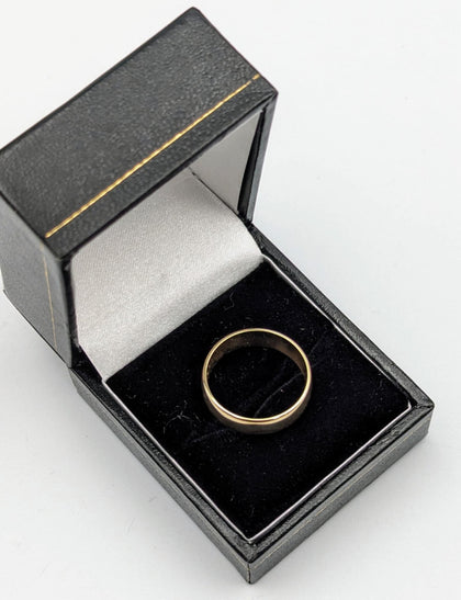 375 9CT YELLOW GOLD RING, BAND DESIGN, SIZE P, 3.7G, BOXXED