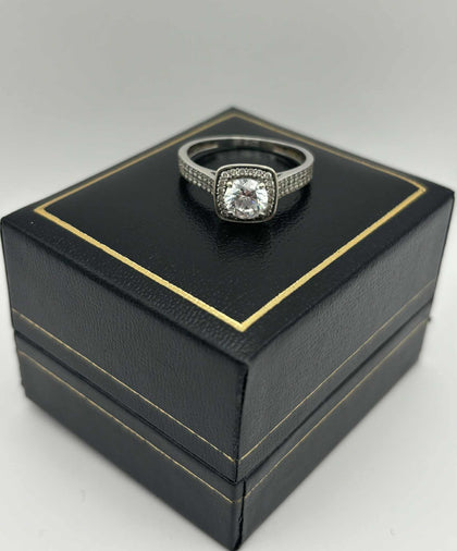 9ct white gold ring with a cubic zirconia stone size P