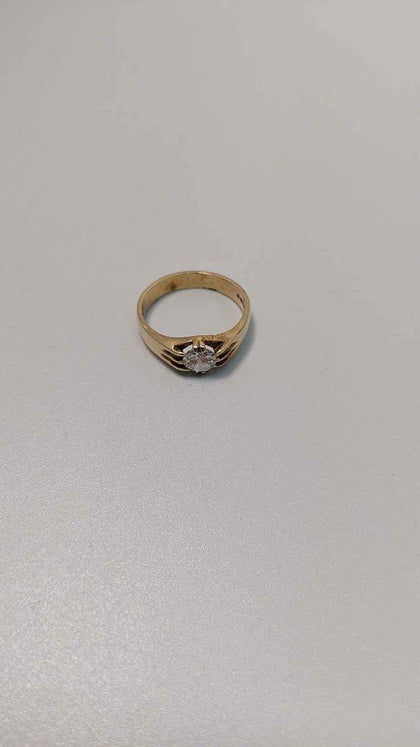 9ct Yellow Gold Ring With Big Clear Stone (Not DIA) - 5.37 Grams - Size X