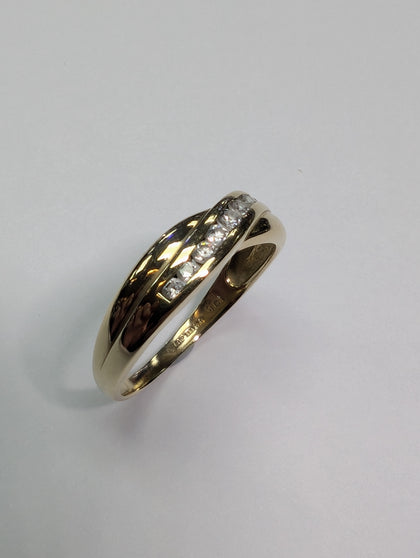 9CT GOLD RING WITH CZ STONES SIZE O