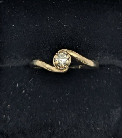 375 9CT HALLMARKED, YELLOW GOLD, TWISTING BAND WITH SINGLE STONE, SIZE:M, 2G, BOXED