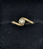 375 9CT HALLMARKED, YELLOW GOLD, TWISTING BAND WITH SINGLE STONE, SIZE:M, 2G, BOXED