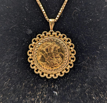 18CT & 9CT YELLOW GOLD HALF SOVEREIGH PENDANT ON CUBBED CHAIN, 16
