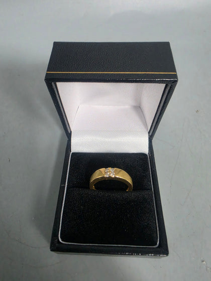 18ct GOLD RING 3.9G 750 Size L