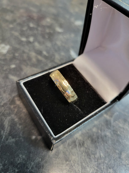 9ct Yellow Gold Patterned Band Ring - Size U - 2.82G
