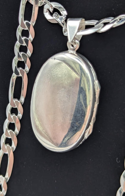 925 HALLMARKED SILVER, LOCKET ON A FIGARO CHAIN, 22