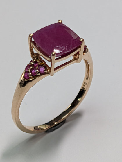 9ct gold ring with red stones