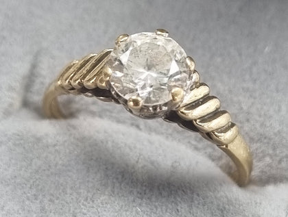 9ct gold ring with CZ stone J1/2