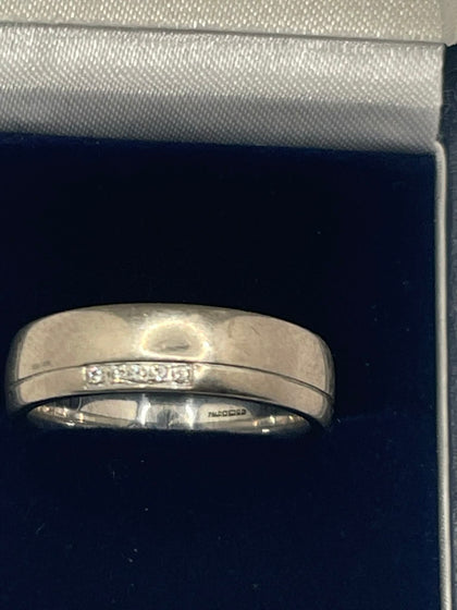 18ct White Gold Ring With Clear Stones - Q