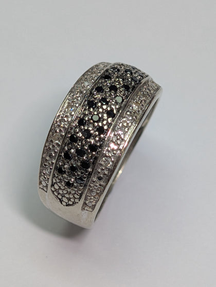 9ct White Gold Diamond & black stone ring Size P