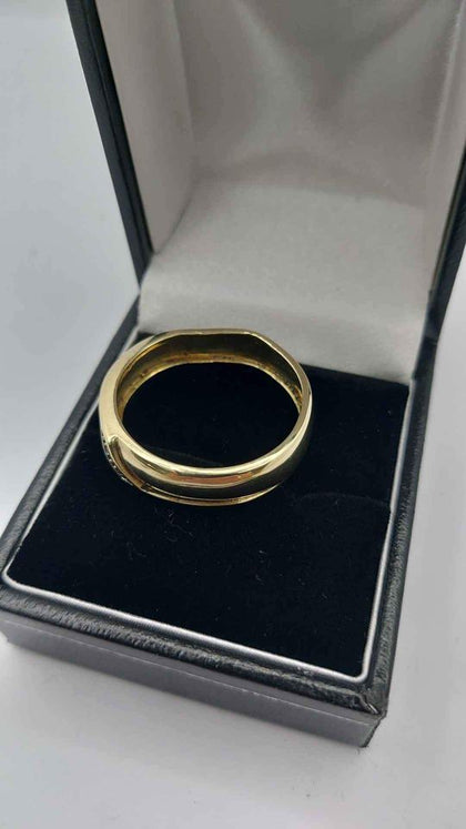 9ct Yellow Gold Gents Band Ring With Stones - 2.94 Grams - Size Y.