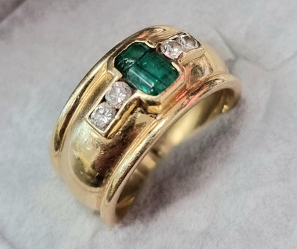 18ct yellow gold emerald and diamond ring size N 1/2