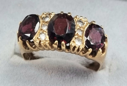 9ct gold ring with red + clear stones.