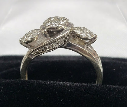 9CT - White Gold Cluster Ring - 2.71g - Size L. Hallmarked