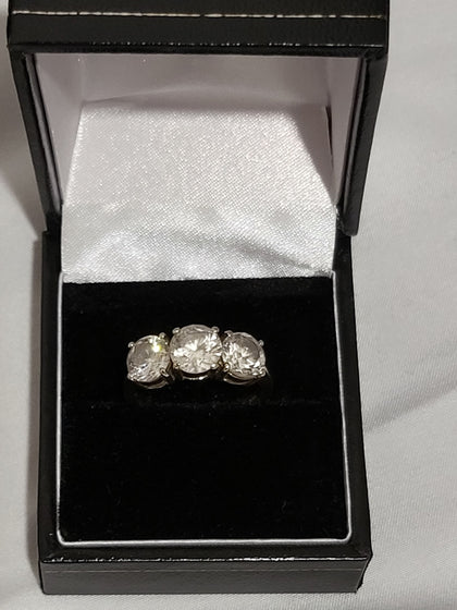 9ct Yellow Gold Ring with Clear Stones - Size O - 3.2g