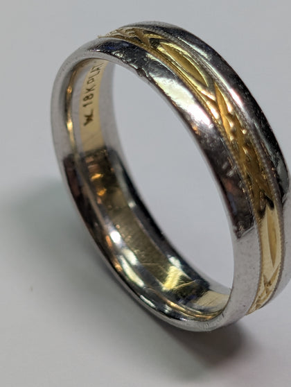 18ct gold & platinum 2 tone patterned ring Size T 1/2