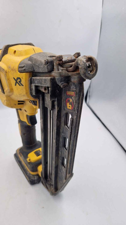 DeWalt Nail Gun 18v XR Cordless DCN660N-XJ Angled Second Fix 63mm - W/ 1.5AG Batt (No Charger)