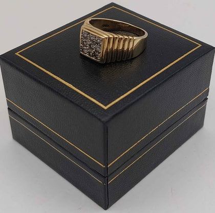 9ct Yellow gold ring with white stones 5.3g Boxed size P hallmarked