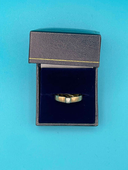 9CT GOLD RING  Q