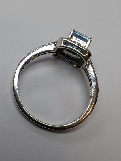 9CT WHITE GOLD DIAMOND & LARGE BLUE STONE RING  SIZE L