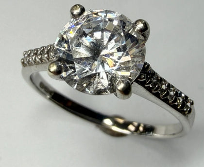 9ct white gold solitaire with cz stone size P