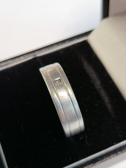 Platinum (950) Band Ring with Clear Stone - Size R - 13.2g