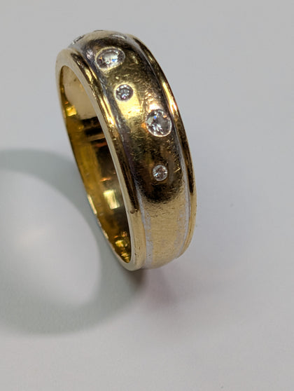 18CT Gold Scattered Diamond Ring