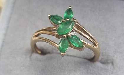 9ct Gold Ring with Green Stones Size 