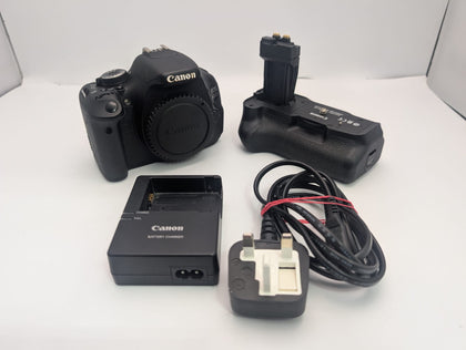 CANON EOS 600D CAMERA (BODY ONLY) - with charger and battery grip