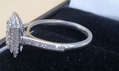 Stunning 18ct White gold Ring With Clear Stones - 3.49G - Size J - Hallmarked