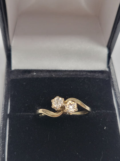 9ct Yellow Gold ring With Clear Stones - 1.82G - size M - Hallmarked