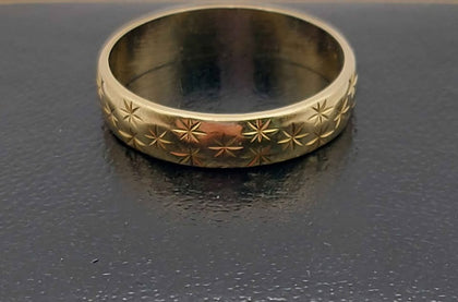 9ct yellow gold ring (375) size M Boxed 2.9g full hallmarked