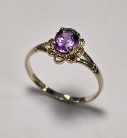 9CT Gold Ring - Purple stone SIZE P 1/2