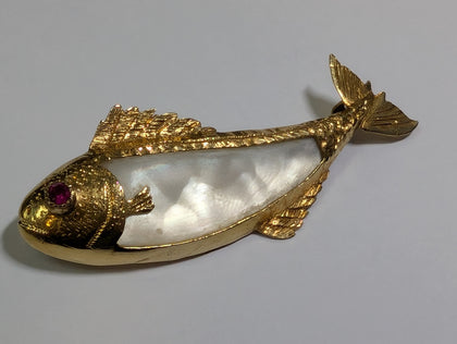 18CT GOLD FISH OF LIFE BROOCH WITH MOTHER OF PEARL