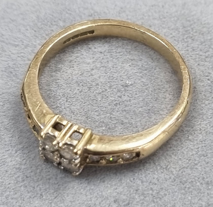9ct gold Cz ring.