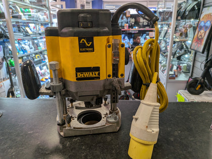 DeWalt 110v Plunge Router With Carry Case