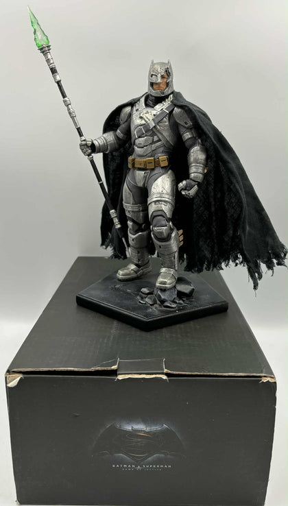 ** SALE ** IRON STUDIOS ARMORED BATMAN VS SUPERMAN STATUE BATTLE DAMAGED 1/10th SCALE FIGURE