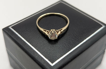 9CT HALLAMRKED,YELLOW GOLD, SINGLE STONE ON BAND, SIZE:R, 1.3G, BOXED