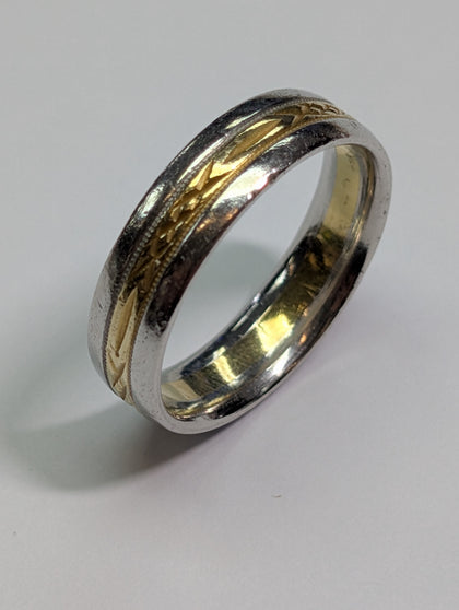 18CT Gold & Platinum 2 Tone Patterned Ring Size T 1/2