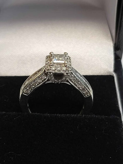 18ct White Gold Ring with Clear Stones - Size K - 4.7g