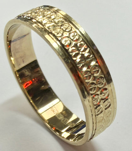 9ct yellow gold/band with pattern ring size N