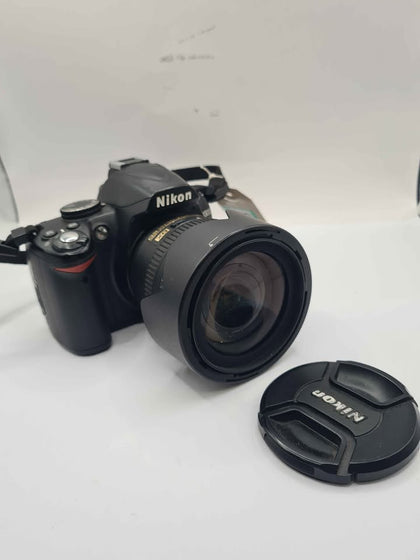 Nikon D3000 Digital SLR Camera + Nikkor AF-S DX 18-70mm F/3.5-4.5G ED-IF Lens