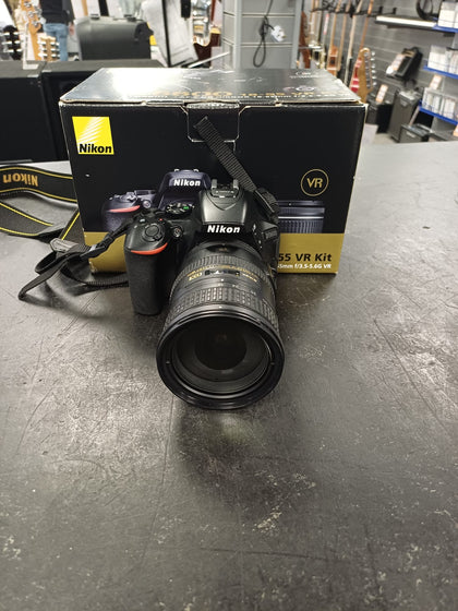 Nikon D5600 & AF-S DX NIKKOR 18-200mm f/3.5-5.6G ED VR II lens