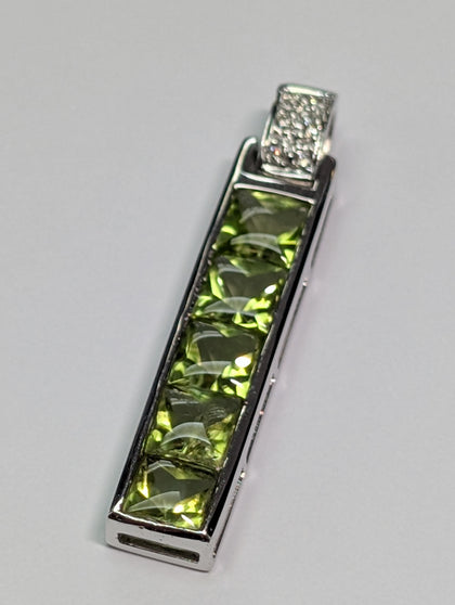 18CT WHITE GOLD DIAMOND/GREEN STONE PENDANT