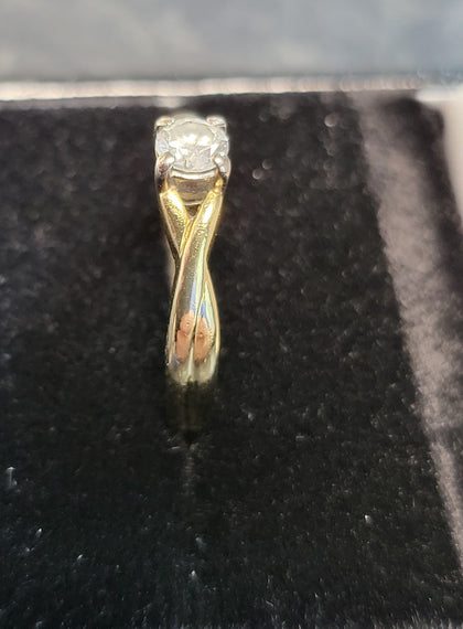 18CT - Yellow Gold Ring With Diamond - Size J - 2.64g