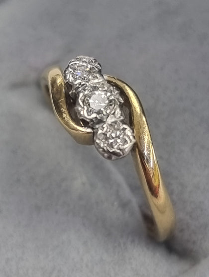 18ct Gold Diamond Ring Size M