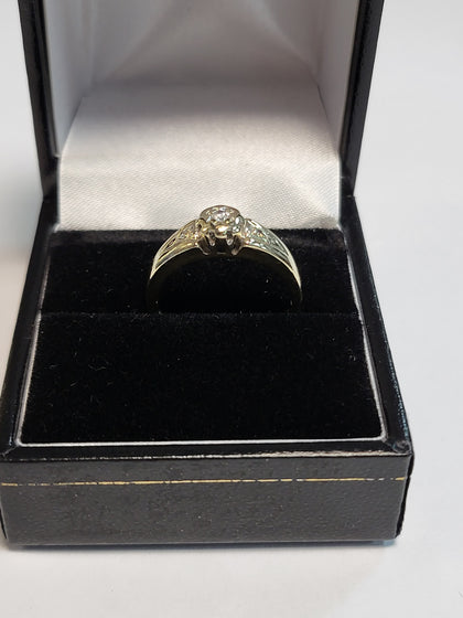 9CT -  Yellow Gold Ring With DIA 0.10k Stone - 2.2G - Size M